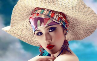 Азиатка в шляпе