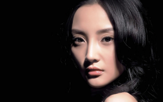 Азиатка на черном фоне