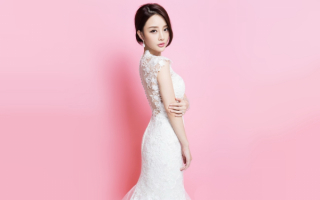 Азиатка в белом платье