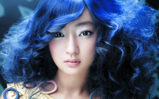 Азиатка с синими волосами