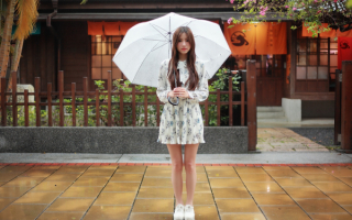 Азиатка с зонтиком