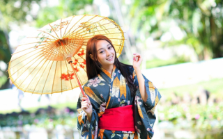 Азиатка в кимоно с зонтиком