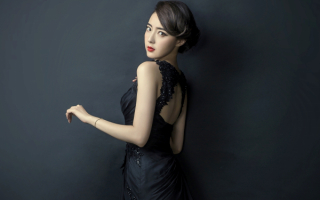 Азиатка в черном платье