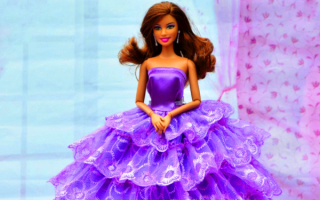 Кукла Барби в фиолетовом платье