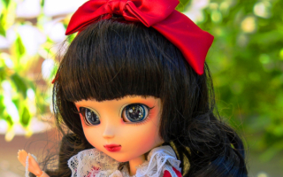 Кукла с красным бантом