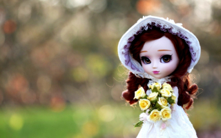 Кукла с розами