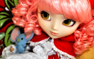 Кукла с розовыми волосами