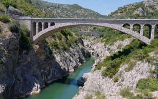 Мост через речной каньон