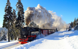 Поезд в зимней тайге