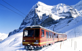 Поезд в швейцарских Альпах