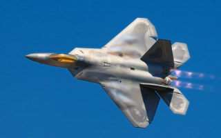 Многоцелевой истребитель F-22А Хищник