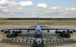 Американский бомбардировщик B-52 с боекомплектом