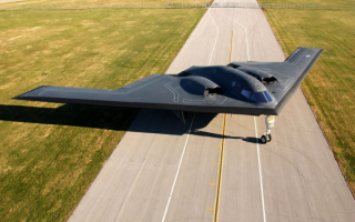 Американский стратегический бомбардировщик B-2 на взлетной полосе