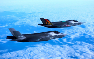 Самолеты истребители F-35 в полете