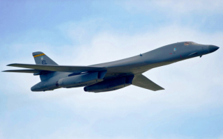 B-1 Lancer -  американский сверхзвуковой стратегический бомбардировщик с крылом изменяемой стреловидности