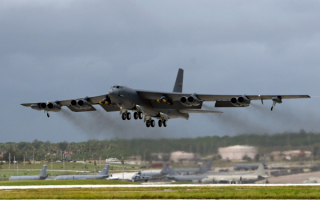 B-52 на взлете