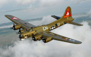 Boeing B-17 - американский четырехмоторный бомбардировщик