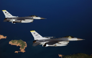 Истребители F-16 в полете