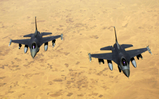 F16 летят над пустыней