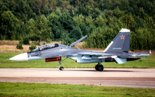 Истребитель Су-30 на взлетной полосе