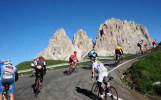 Велосипедисты на  перевале в Доломитовых Альпах Италии