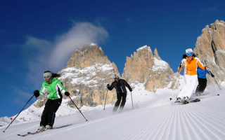 Лыжники в Доломитовых альпах