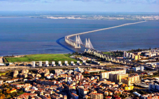 Мост Васко да Гама через реку Тежа в Лиссабоне