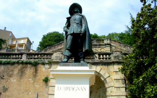 Статуя Д’Артаньяна в городе Ош, Гасконь, Франция