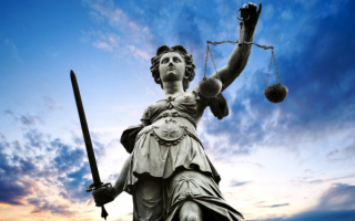 Статуя римской богини правосудия