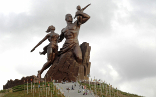 «Возрождение Африки» — монумент в городе Дакар, столице Сенегала