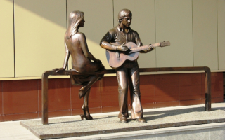 Памятник Владимиру Высоцкому и Марине Влади в Екатеринбурге