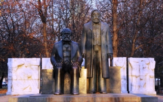 Памятник Карлу Марксу и Фридриху Энгельсу  в Берлине
