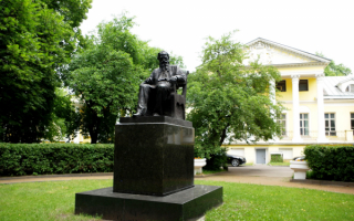 Памятник Льву Николаевичу Толстому в Москве
