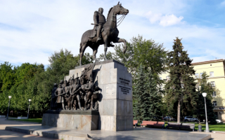 Памятник русскому полководцу Кутузову в Москве