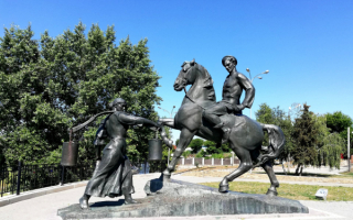 Скульптурная композиция казак и казачка