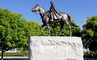 Памятник Елизавете 2 в Лондоне