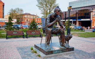 Памятник Леониду Гайдаю в Иркутске