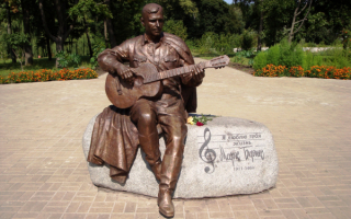 Памятник Марку Бернесу в Нежине