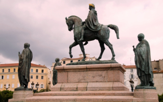 Памятник Наполеону и его братьям в Аяччо на острове Корсика