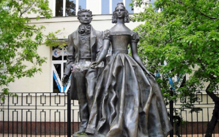 Памятник Пушкину и Гончаровой на Старом Арбате