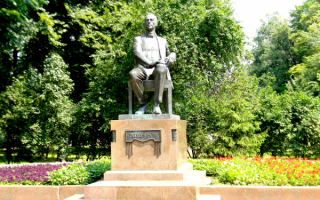 Памятник Сергею Рахманинову на Страстном бульваре в Москве