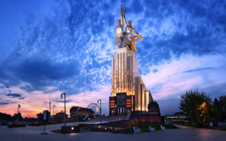 Скульптурная группа Рабочий и колхозница в Москве