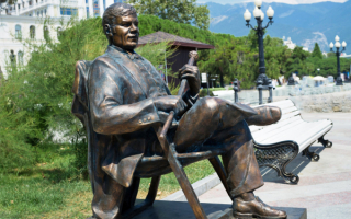 Памятник Михаилу Пуговкину в Ялте