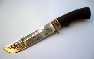Кованый нож с гравировкой