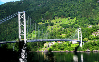 Мост через фьорд в Норвегии