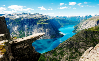 Язык Тролля - каменный выступ скалы в горах Норвегии