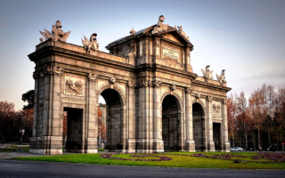 Триумфальная арка Пуэрта де Алькала в Мадриде