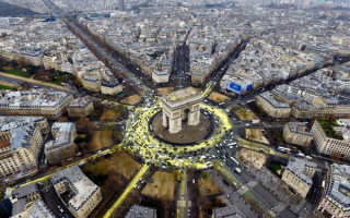 Триумфальная арка в Париже вид сверху
