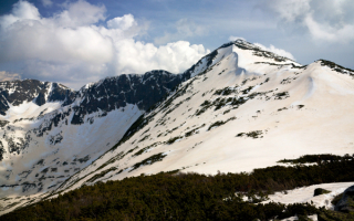 Снежные вершины горного массива Пирин в Болгарии