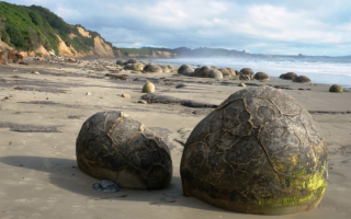 Большие камни на пляже